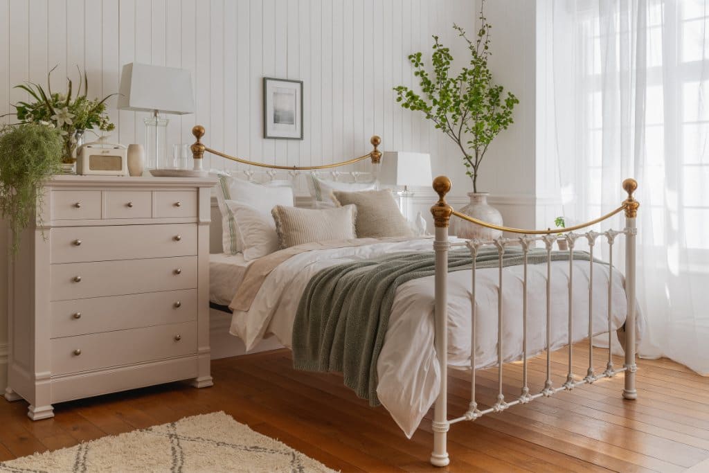 Metal bed frames: advantages, disadvantages and types